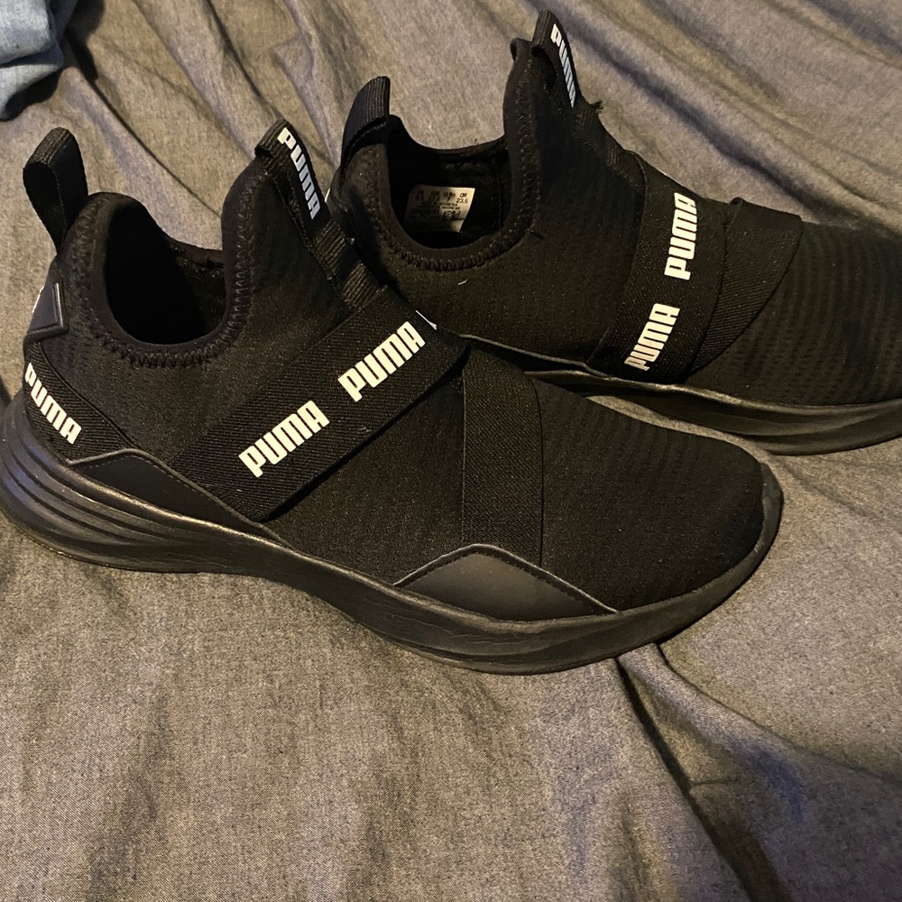 Womans puma running shoes… size 7. NWOT